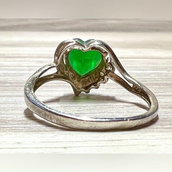 Vintage Designer Sterling Silver Heart Shaped Emerald & CZ Accents, Size 6.25 - Picture 3 of 10